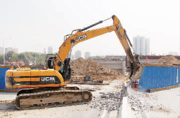 南陽路、北環(huán)快速路立交橋?qū)⑦M行封閉施工，圖為工人正在拆除隔離欄