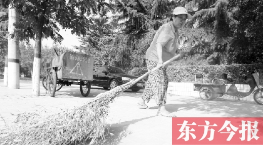 昨天下午4點，新鄭市溱水路，64歲的陳明花正在打掃衛(wèi)生，這一段曾是靳春波負責的路段