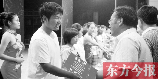 8月25日，河南電視臺8號演播廳，寒門學(xué)子每人拿到了5000元助學(xué)金