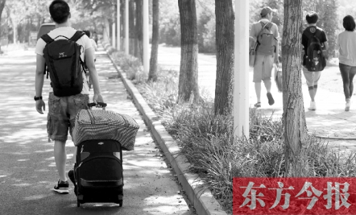 滿載著家人的希望，沿著學校的路標，鄭州大學新生入學了，一位新生自己帶著行李來報到