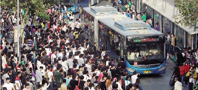 鄭州火車站，等候公交車的人們 東方今報記者 劉棟杰圖
