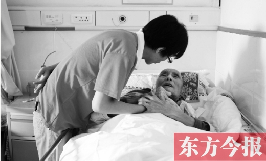 10月11日，鄭州愛馨養(yǎng)老集團。護工對老人無微不至地關懷照顧