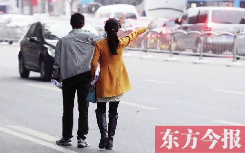 昨日下午5時(shí)30分，鄭州市花園路口公交站，一對(duì)青年正焦急等車