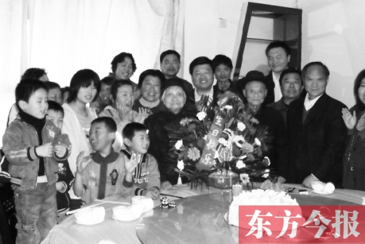 謝云峰、謝韓氏夫婦在生日宴會(huì)上與家人合影　該圖由其家人提供