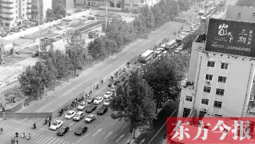 圍擋設置首日，人們騎車緩慢通行