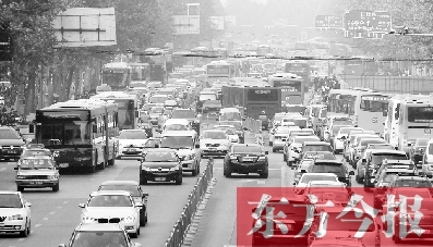 昨日下午4點，在花園路與黃河路口附近，車堵成了“一鍋粥”