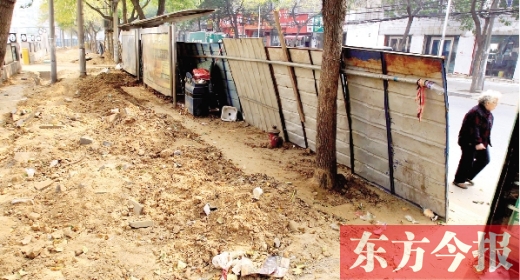 鄭州市紅專路與政七街交叉口，一工地“圍而不動(dòng)”，步行者只好擇路而行