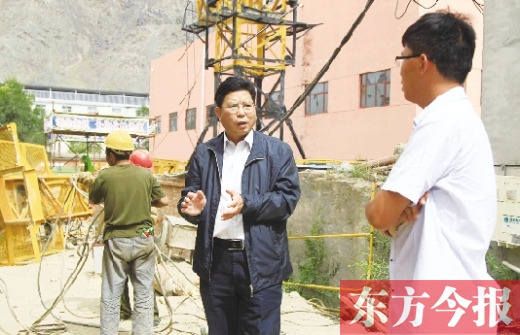 新鄉(xiāng)市援疆前方指揮部指揮長、伊吾縣委副書記鄭援越（中）深入一線調(diào)研