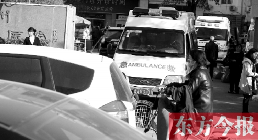 馬路上的機動車越來越多，臨著大路鄭州市第一人民醫(yī)院門口，出急診的救護車常常遭遇堵車