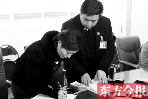 強制執(zhí)行+曝光，讓楊女士（左）拿到補償金