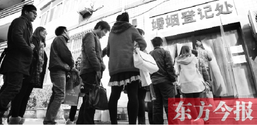 昨日，鄭州市中原區(qū)婚姻登記處等待“領(lǐng)證”的情侶們將隊(duì)伍延伸至辦事大廳大門外