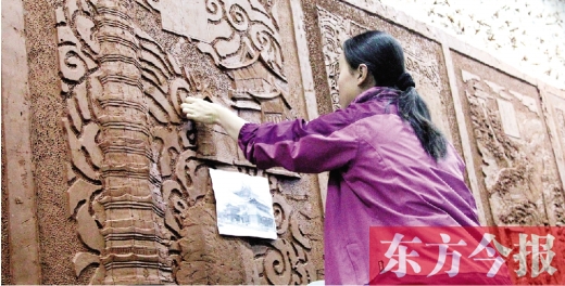 昨天上午，鄭州雕塑壁畫院的藝術(shù)家們正在創(chuàng)作鄭州地鐵文化主題墻的雕塑作品