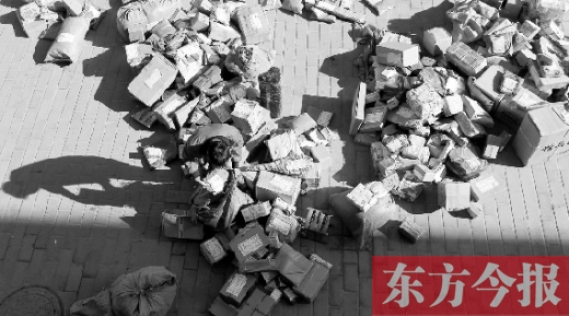 “雙十一”后，快遞員忙著送包裹，連水也不敢喝