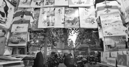 11月25日，鄭州市福壽街一家臺(tái)歷、掛歷專營(yíng)店店主稱，上貨半個(gè)多月了，生意一直很冷清