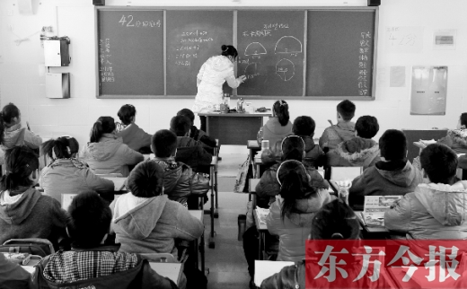 一位老師在給學(xué)生們上課。近日，教育部發(fā)布規(guī)定，再次強(qiáng)調(diào)“師德紅線”