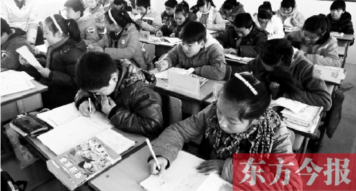 一所學(xué)校的學(xué)生們?cè)谏险n中。鄭州、新鄉(xiāng)成為國(guó)家中小學(xué)教育質(zhì)量綜合評(píng)價(jià)改革實(shí)驗(yàn)區(qū)