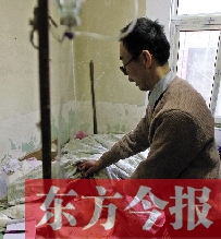 54歲的老楊把自己當做護士，不離不棄照顧著已成“植物人”的母親