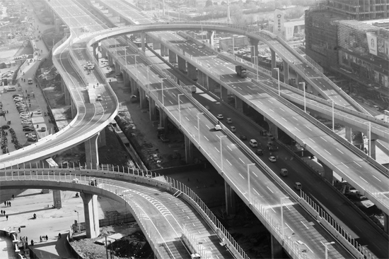 昨日，已經(jīng)開始施劃交通標(biāo)線的鄭州市三環(huán)快速路北環(huán)高架橋部分