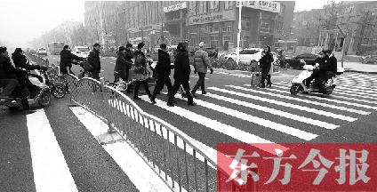 昨日，鄭州市建設路百花路口，馬路斑馬線被交通護欄隔斷