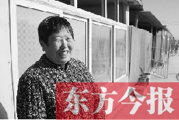 在京水村的臨時過渡區(qū)內(nèi)，一位大媽在儲存大白菜