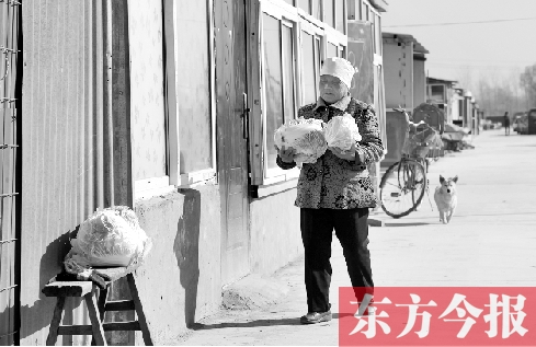 在京水村的臨時過渡區(qū)內(nèi)，62歲的村民白小英對未來的生活充滿期待
