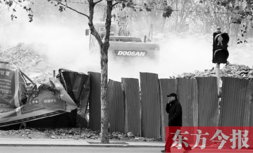 昨日，鄭州市未來路與緯四路交叉口一工地施工不除塵，加重了空氣污染