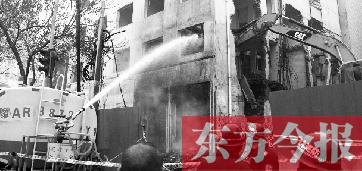 昨天早上8點(diǎn)半，鄭州市農(nóng)業(yè)路一拆遷工地，用兩臺(tái)噴水車噴水除塵，有效地阻止了施工揚(yáng)塵