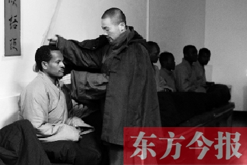 少林功夫講究禪武合一，坐禪當(dāng)然少不了,別看就是坐坐，姿勢(shì)都要師傅教