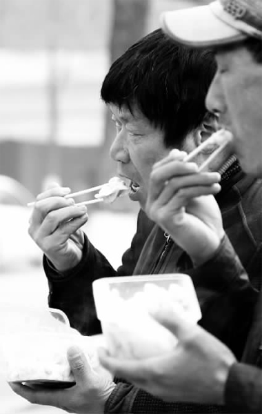 昨天，幾十名網(wǎng)友響應(yīng)王孝力的號(hào)召，送餃子給鄭州市南陽路立交橋下的務(wù)工人員