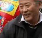 采訪我先買個氣球吧！大爺霸氣回答