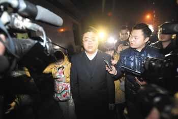 1月15日，重慶，庭審結束，張貴英的辯護律師接受媒體采訪。