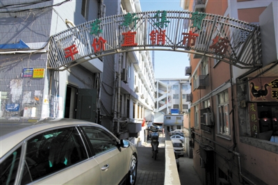 昨日，從事活禽宰殺的許某確認為感染H7N9禽流感確診病例，其所工作的南京江寧區(qū)東新農(nóng)貿(mào)市場仍正常營業(yè)