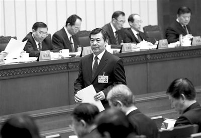 昨日，《消費(fèi)者權(quán)益保護(hù)法》修正案草案首次提交全國(guó)人大常委會(huì)審議，全國(guó)人大常委會(huì)法制工作委員會(huì)主任李適時(shí)作關(guān)于消費(fèi)者權(quán)益保護(hù)法修正案草案的說(shuō)明。