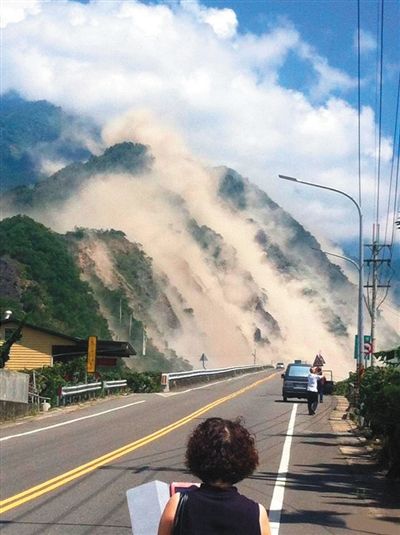 地震造成大面積山崩。網(wǎng)絡(luò)截圖
