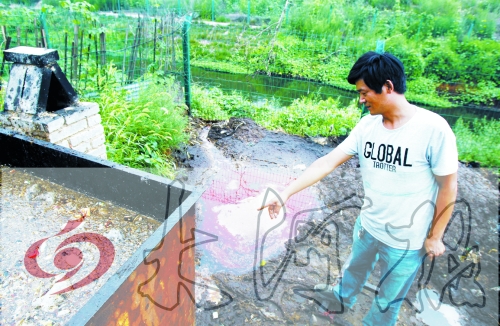 煉油點將骯臟、臭氣熏人的廢水直接排入溝渠。