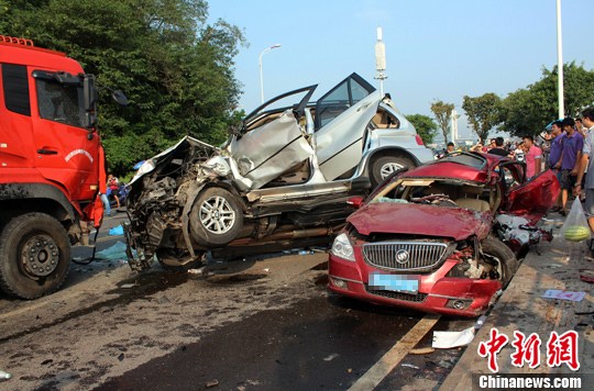 　　8月27日，四川宜賓城區(qū)濱江環(huán)線公路發(fā)生一起3車連環(huán)相撞的交通事故，已致4死2重傷。目前，2名重