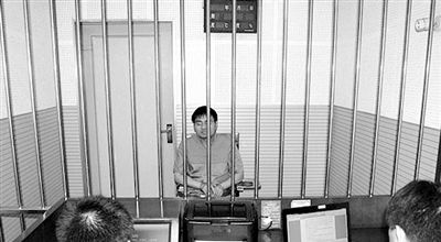 警方審訊犯罪嫌疑人“秦火火”。