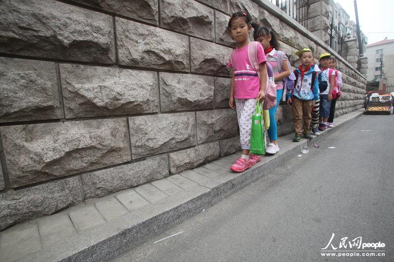2013年09月11日，濟南運署街上，小學(xué)生走史上“最窄人行道”上學(xué)。圖片來源：CFP
