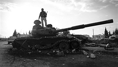 9月8日，敘利亞Zabadani，一名敘利亞反對(duì)派武裝人員站在廢棄的政府軍坦克上。