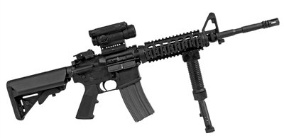 M4 卡賓槍，戰(zhàn)斗全重：3.4公斤，最大有效射程：600米，全槍長(zhǎng)：840mm，空槍重：2.88公斤