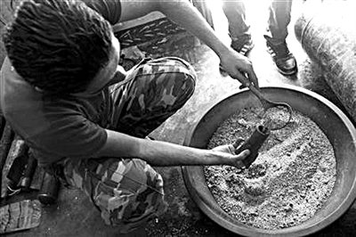 10日，敘反對(duì)派人員正在制作武器。