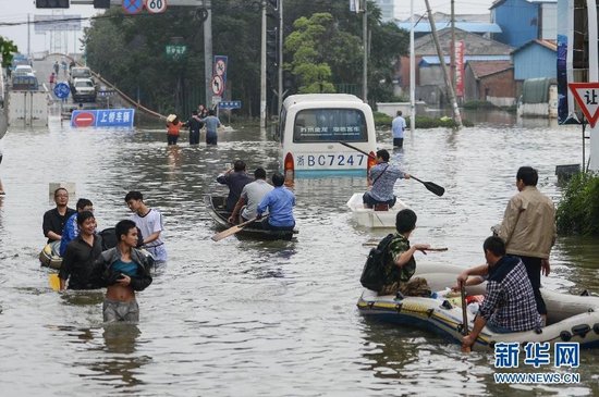 臺風“菲特”造成浙江余姚市城區(qū)大面積被淹，城市交通基本癱瘓，部分區(qū)域停電停水。