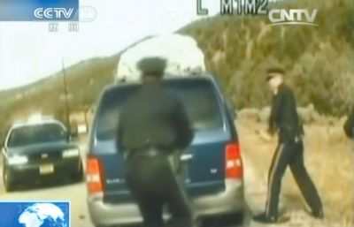 費(fèi)雷爾再次上車，警察拿警棍砸車窗。
