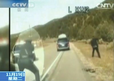 費(fèi)雷爾駕車逃走，警察連開(kāi)數(shù)槍。央視截圖