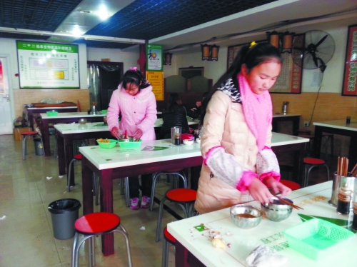 參加體驗的兩名學(xué)生成功“入職”后,開始收拾餐桌。
