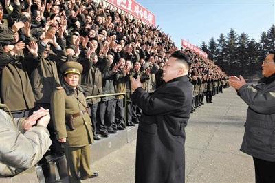 朝中社1月15日發(fā)布的圖片顯示，朝鮮最高領(lǐng)導(dǎo)人金正恩視察位于平安南道的國家科學(xué)院，與科研人員會面。
