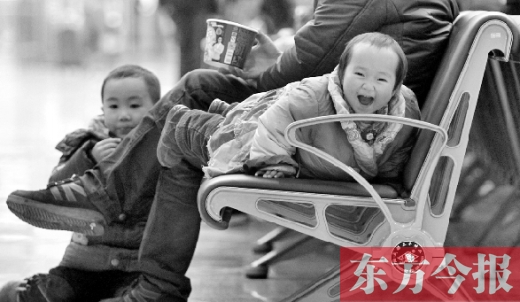 鄭州東站候車長(zhǎng)椅上，哈哈，馬上回家過年有禮物收了