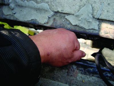 圖為大橋17號(hào)墩處橋面裂縫。梅建明 攝