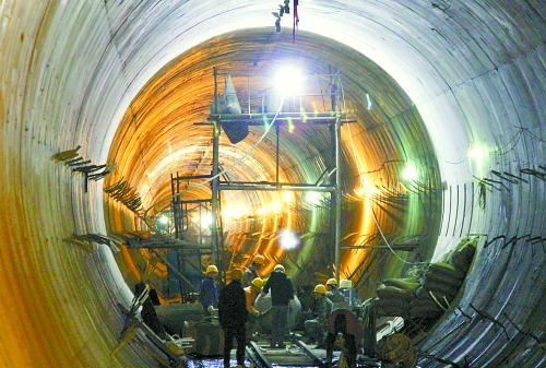 2012年12月30日，工人們在南水北調(diào)中線穿黃隧洞內(nèi)施工。