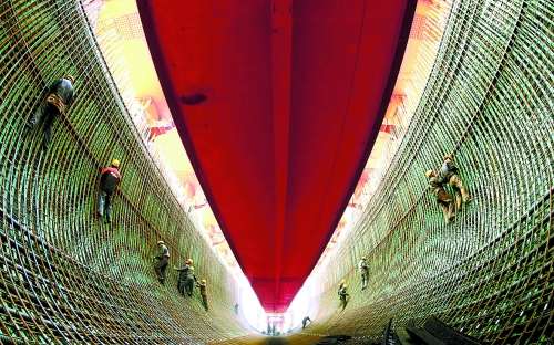 2月27日，南水北調(diào)中線鄧州湍河渡槽工程建設(shè)者在槽體內(nèi)扎鋼筋。